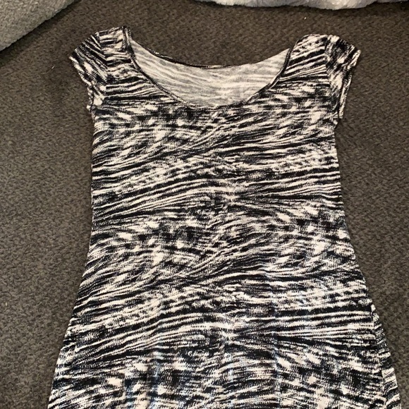 Medium Stretchy Knee Length Dress - Picture 2 of 3